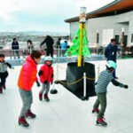 プールにスケート場？　樹脂製板使い秋葉山に