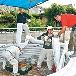 土のうで家造り進行中　小川工業 防災や環境保全を
