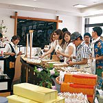 店に突撃!? キャッシュモブ　買い物楽しみ商店街活性化