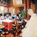 座禅に数珠作り、川遊びも　夏休み〝一休さん〟体験