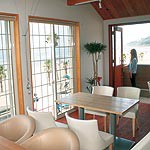 磯の浦の景色満喫して　海水浴場にカフェ開設