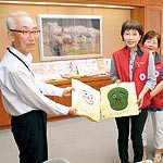 障害児に絵本との出合いを　グループあかり  25冊を県立図書館へ