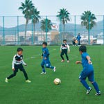 安全に楽しくスポーツを　中央終末処理場　屋上広場の人工芝一新