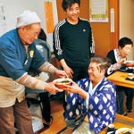 笑顔広げる中華そば　まる豊の豊田二郎さん　高齢者施設でふるまい