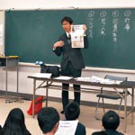 確かな情報 届ける仕事　本紙記者 池田小５年に授業