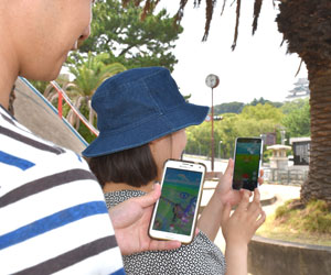 ポケモン探して城へｇｏ 和歌山市 歩きスマホに注意 ニュース和歌山