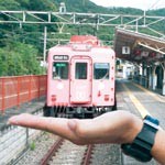 手のひらに電車!?　南海電鉄 トリック写真マップ