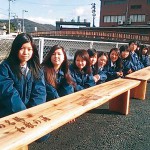 ちょっと一息に　和工生ベンチ寄贈
