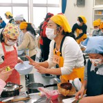 藤戸台小 　育てた大根でみそ汁作り