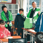 災害時には公衆電話　和佐小でかけ方講習会