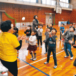 昔遊びや太鼓に挑戦　貴志南小　新南小