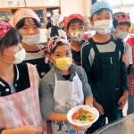 有功東小６年　地元愛詰まった中華そば販売