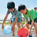 宮北小 紀の川にアユ放流