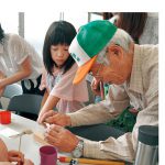 シニアが竹とんぼづくり指導