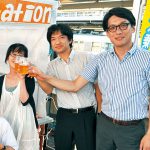 駅で電車で乾杯! 乗客増へビール活用