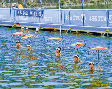 伝統の泳ぎ 大阪城の堀で