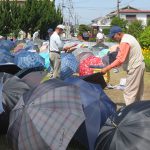 六十谷駅に善意の傘