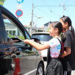交通少年団が活躍〜芦原小 街頭運動