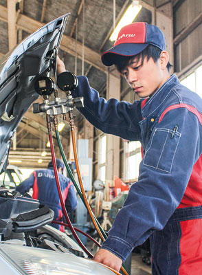 お仕事図鑑 自動車整備士〜和歌山ダイハツ大浦店　富松蓮さん