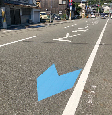 道路上の青い矢印は何 ニュース和歌山