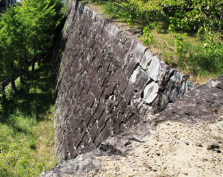 ふるさと和歌山城ワンポイント⑫　高石垣〜鉄壁を期した「折れ構造」