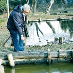 古民家の廃材でトンボ池再生