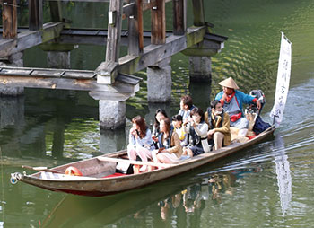 お城の桜 お堀から楽しもう ～ 和歌山城のお堀で舟に乗ろう