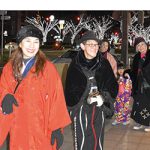 イルミ背に着物で歩くかい