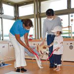 和歌山県立医大附属病院　長期入院の子ら 犬とふれあい