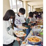 松江小学校　バイキング給食に歓声