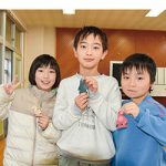 有功東小 いただいた命 大切に活用 〜 動物の革でキーホルダー作り