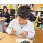 根来小 地元の伝統「根来塗」体験 〜 スプーン彩色  螺鈿の飾りも