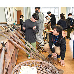 学校に「地域の宝」歴史資料館 3月開設 〜 名草小6年生 準備進める