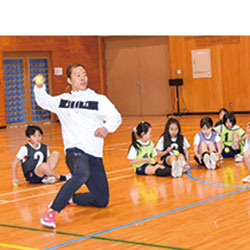 パラ陸上選手が体育授業