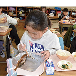 アジ丸ごと いただきます 〜 加太小学校 魚をおいしく食べる授業
